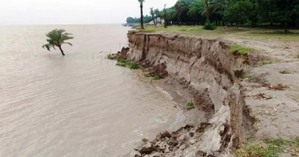 ভাঙন আতঙ্কে পদ্মা পাড়ের মানুষ