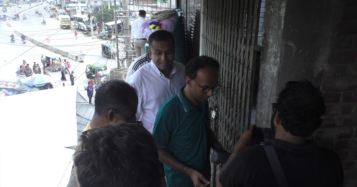 নড়াইলে বাস মালিক সমিতির কমিটি নিয়ে দ্বন্দ্ব, হেফাজতে নিল প্রশাসন