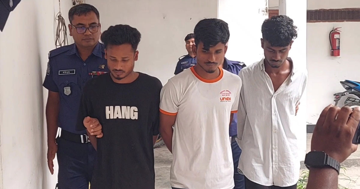 বান্ধবীর মাধ্যমে পরিচয়, পরে তিন বন্ধু মিলে ধর্ষণ
