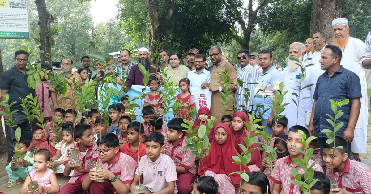 বসুন্ধরা টিস্যু ও বসুন্ধরা শুভসংঘের উদ্যোগে গোবিন্দগঞ্জে বৃক্ষরোপণ ও চারা বিতরণ