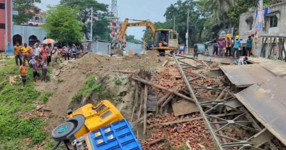 বেইলি ব্রিজ ভেঙে খালে পড়ে রাস্তায় যান চলাচল বন্ধ