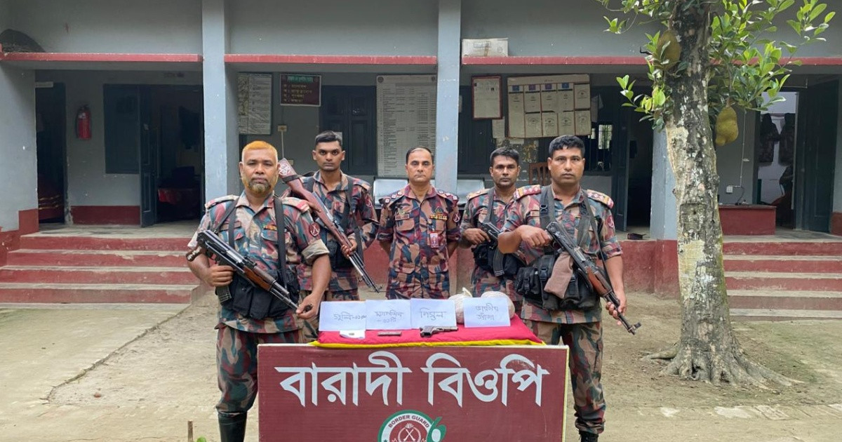 চুয়াডাঙ্গা সীমান্তে বিদেশি পিস্তল, গুলি ও গাঁজা উদ্ধার