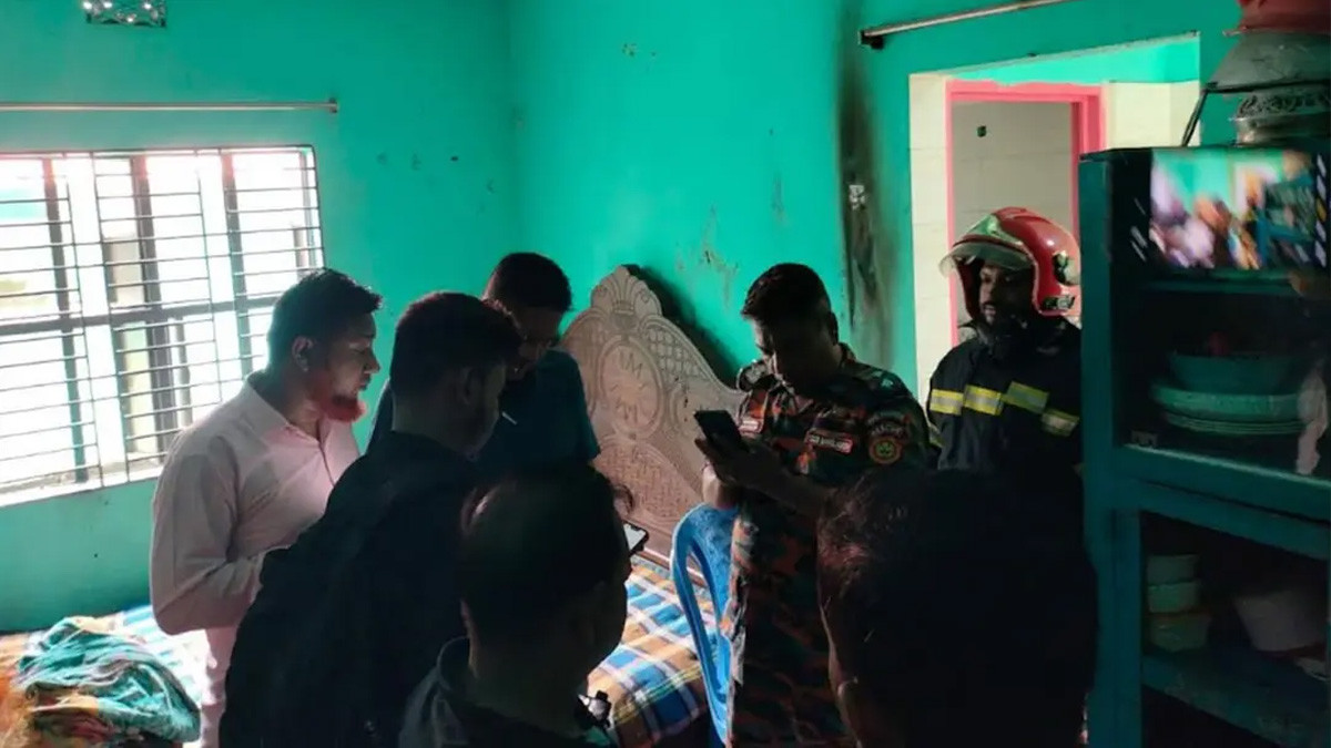 নারায়ণগঞ্জে গ্যাস বিস্ফোরণে একই পরিবারের তিনজনের মৃত্যু, গ্রামের বাড়িতে দাফন