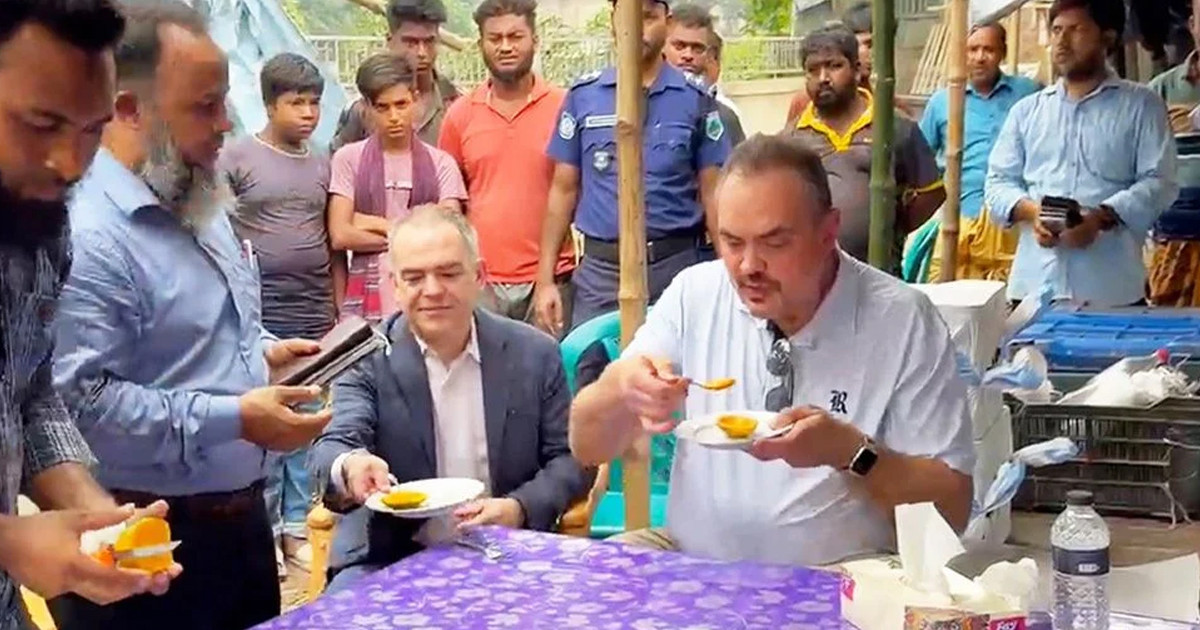 রাজশাহীর আম খেয়ে মুগ্ধ মার্কিন রাষ্ট্রদূত