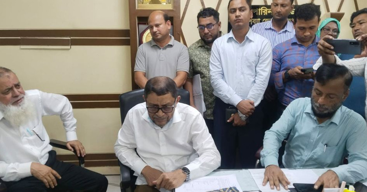 ঝটিকা সফরে নোয়াখালীতে স্বাস্থ্যমন্ত্রী, হাসপাতালের তত্ত্বাবধায়ক প্রত্যাহার