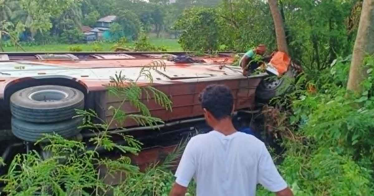 গোপালগঞ্জে দুই বাস ও ট্রাকের ত্রিমুখী সংঘর্ষ: নিহত ১, আহত অর্ধশতাধিক