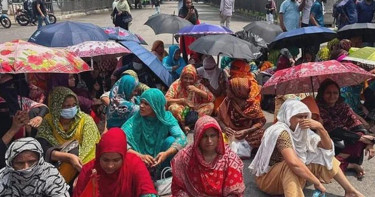 বকেয়া বেতনের দাবিতে পোশাক শ্রমিকদের মহাখালী-তেজগাঁও সড়ক অবরোধ