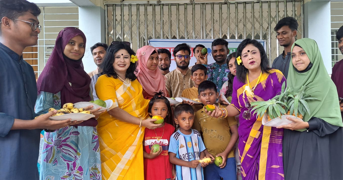 শুভসংঘের ফল উৎসবে মৌসুমি ফলের স্বাদে আনন্দে মাতল সুবিধাবঞ্চিত শিশুরা