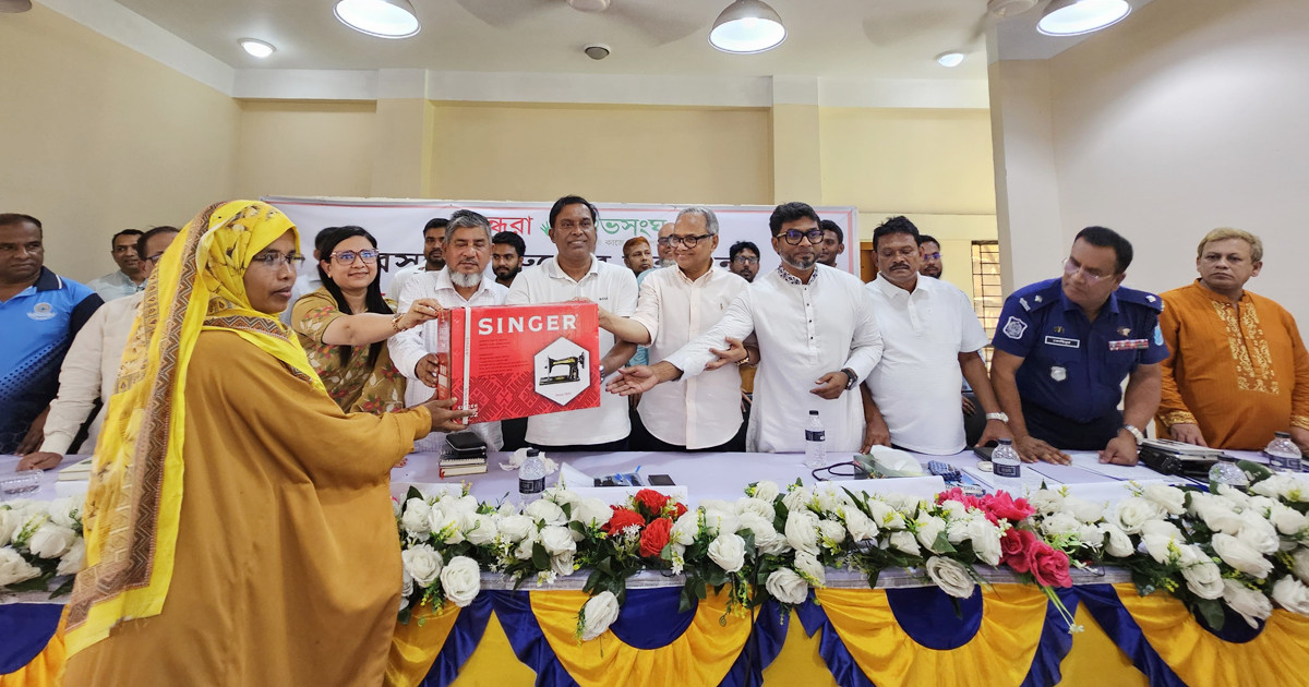 বসুন্ধরার সহায়তায় সুদিনের স্বপ্ন, প্রশিক্ষণ শেষে সেলাই মেশিন পেলেন ৩০ অসহায় নারী