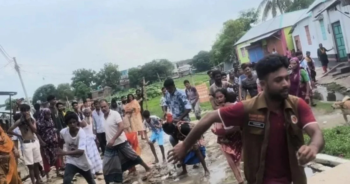 অভিযানের সময় হ্যান্ডকাপ পরা মাদক কারবারিকে ছিনিয়ে নিল সহযোগীরা