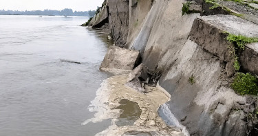 তিস্তার ঢলে মহিপুর সেতু রক্ষা বাঁধে ধস
