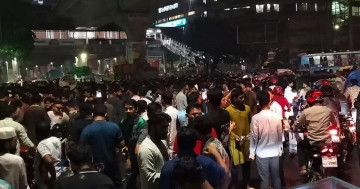 গভীর রাতে উত্তপ্ত রাজধানী, শাহবাগ মোড় অবরোধ শিবিরের
