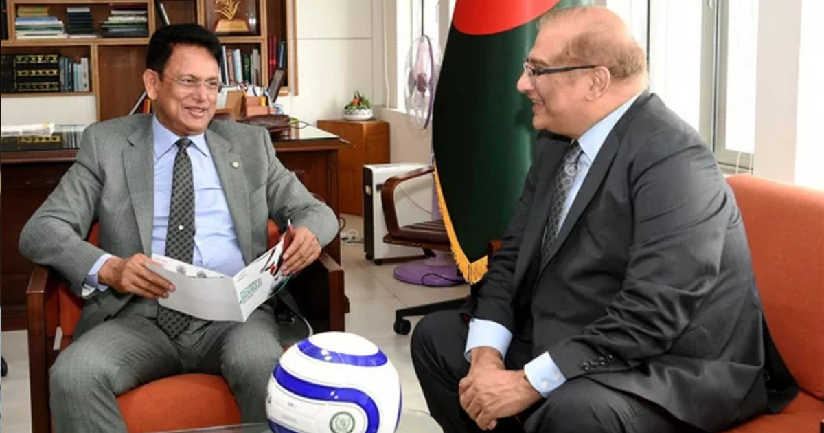 বাংলাদেশের শিক্ষার্থীদের ১ হাজার ফুটবল উপহার দিল পাকিস্তান