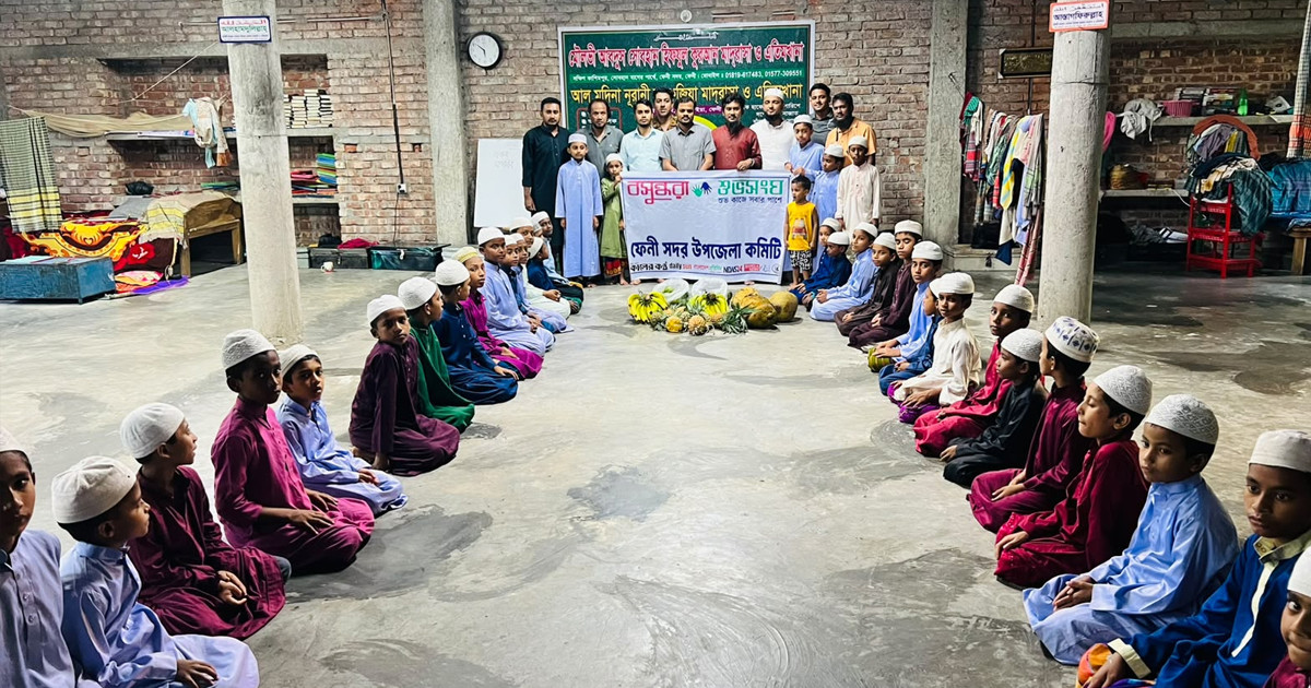 এতিম শিশুদের মাঝে মৌসুমি ফল বিতরণ করল বসুন্ধরা শুভসংঘ