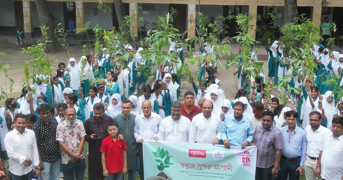 সবুজে সুন্দর আগামী গড়ার প্রত্যয়ে চুয়াডাঙ্গায় শিক্ষার্থীদের মধ্যে গাছের চারা বিতরণ