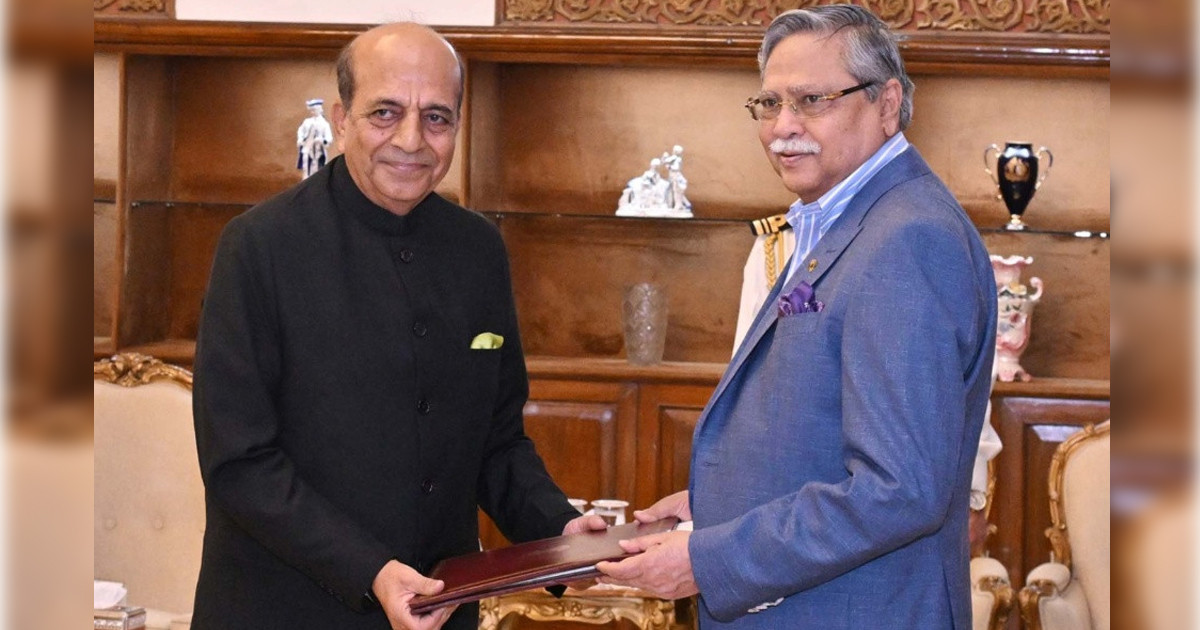রাষ্ট্রপতির কাছে দীনেশ ত্রিবেদীর পরিচয় পেশ
