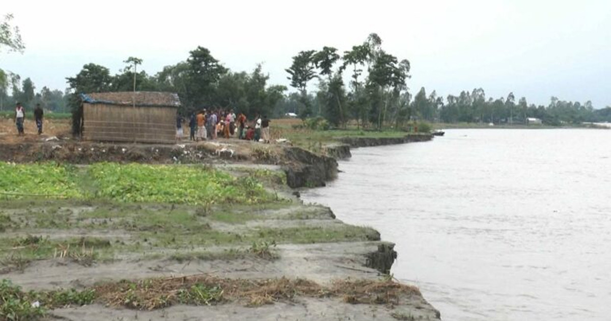 তিস্তার ভয়াবহ ভাঙন, ঘরবাড়ি সরাচ্ছেন বাসিন্দারা