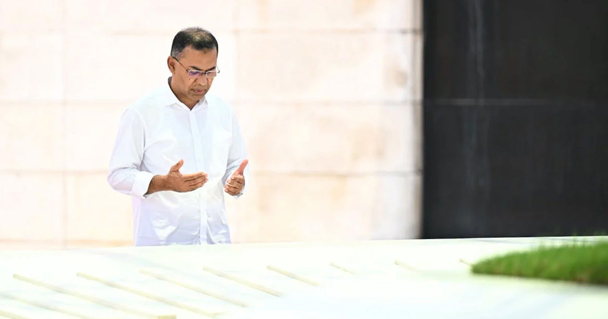 দেশে ফিরে বাবা-মায়ের কবর জিয়ারত প্রধানমন্ত্রীর