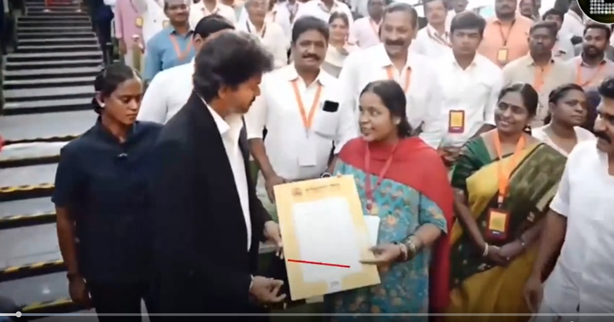 অন্তঃসত্ত্বার হাতে নিয়োগপত্র পৌঁছে দিয়ে প্রশংসায় ভাসছেন মুখ্যমন্ত্রী থালাপাতি বিজয়