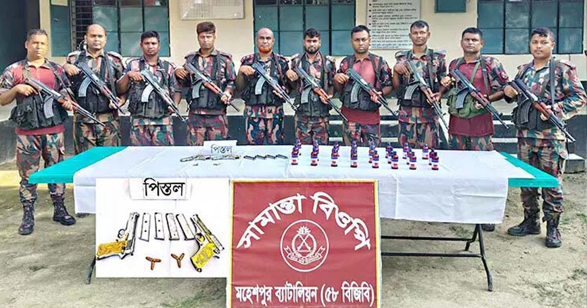 ব্যাগ ভর্তি অস্ত্র-গুলি ফেলে ভারতে পালাল ২ চোরাকারবারি