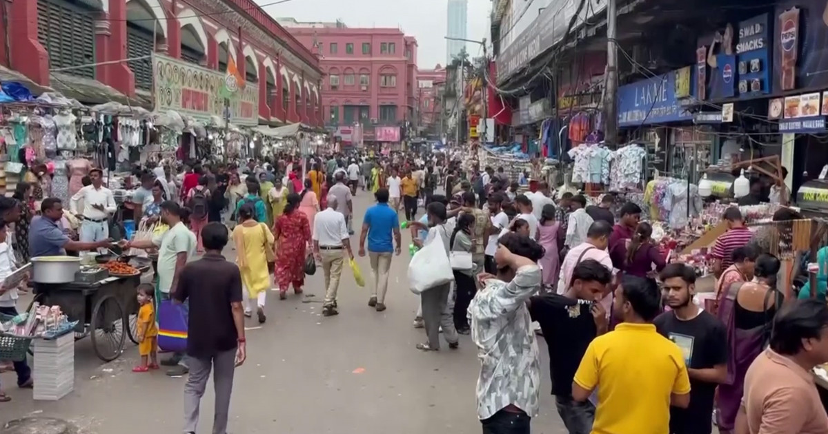 বাংলাদেশিদের ভিসা চালুর খবরে কলকাতার ব্যবসায়ীদের মিষ্টি বিতরণ