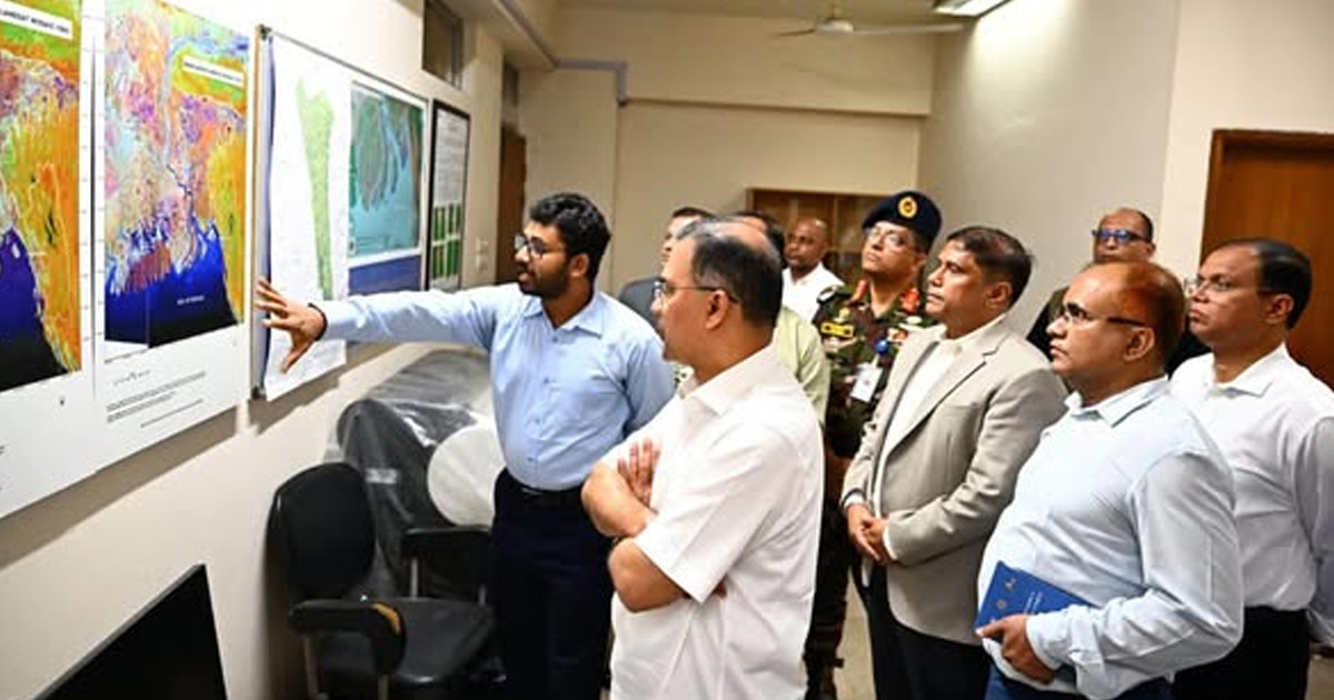 মহাকাশ গবেষণা প্রতিষ্ঠান ‘স্পারসো’ আকস্মিক পরিদর্শনে প্রধানমন্ত্রী