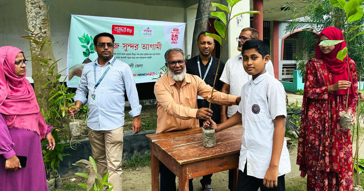 বসুন্ধরা টিস্যু ও শুভসংঘের যৌথ উদ্যোগে শিক্ষার্থীদের মাঝে গাছের চারা বিতরণ