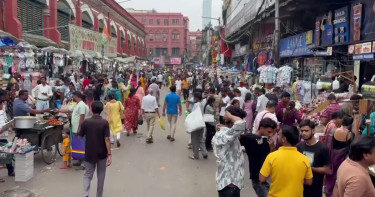 বাংলাদেশিদের ভিসা চালুর খবরে কলকাতার ব্যবসায়ীদের মিষ্টি বিতরণ