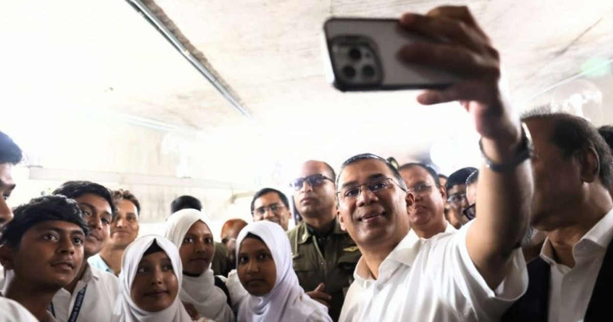 সংসদে প্রধানমন্ত্রীর সেলফিতে উচ্ছ্বসিত কুমিল্লার শিক্ষার্থীরা