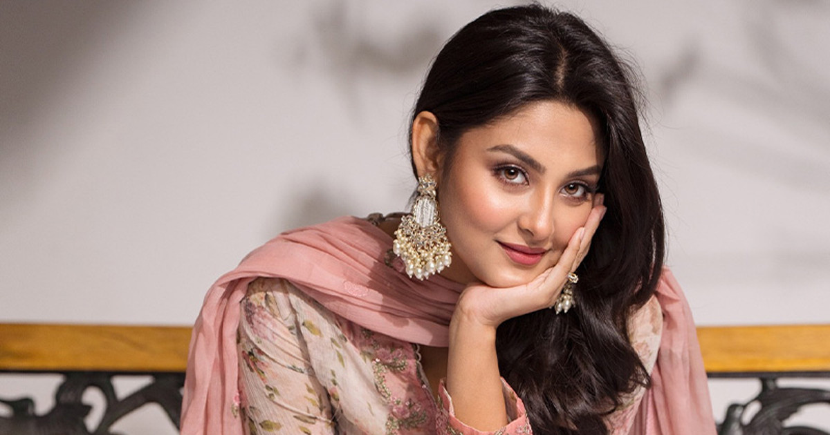 বাগদানের ইঙ্গিত, কাকে বিয়ে করছেন অভিনেত্রী নাজনীন নীহা?