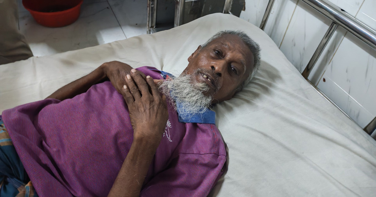 দুই দিন রাস্তার পাশে মানবেতর জীবন বৃদ্ধের