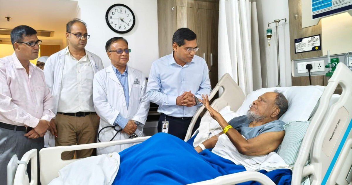 প্রধানমন্ত্রীর নির্দেশনায় ব্যারিস্টার রফিকুল ইসলাম মিয়াকে দেখতে হাসপাতালে মনোয়ারুল কাদির বিটু