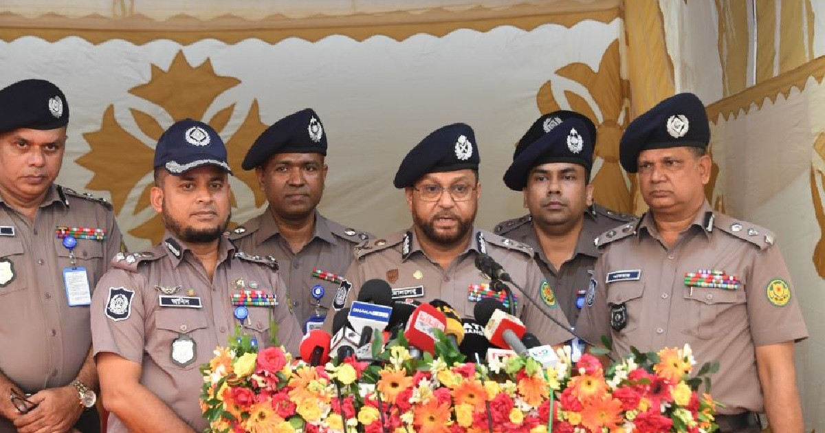 এআই ক্যামেরায় যানবাহন মনিটরিংয়ের উদ্বোধন ডিএমপির কমিশনারের