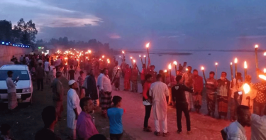 তিস্তা পাড়ে হাজারো মানুষের আলোর মিছিল