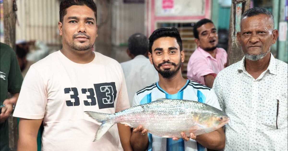এক ইলিশের দাম ২২ হাজার ৭৯৮ টাকা!