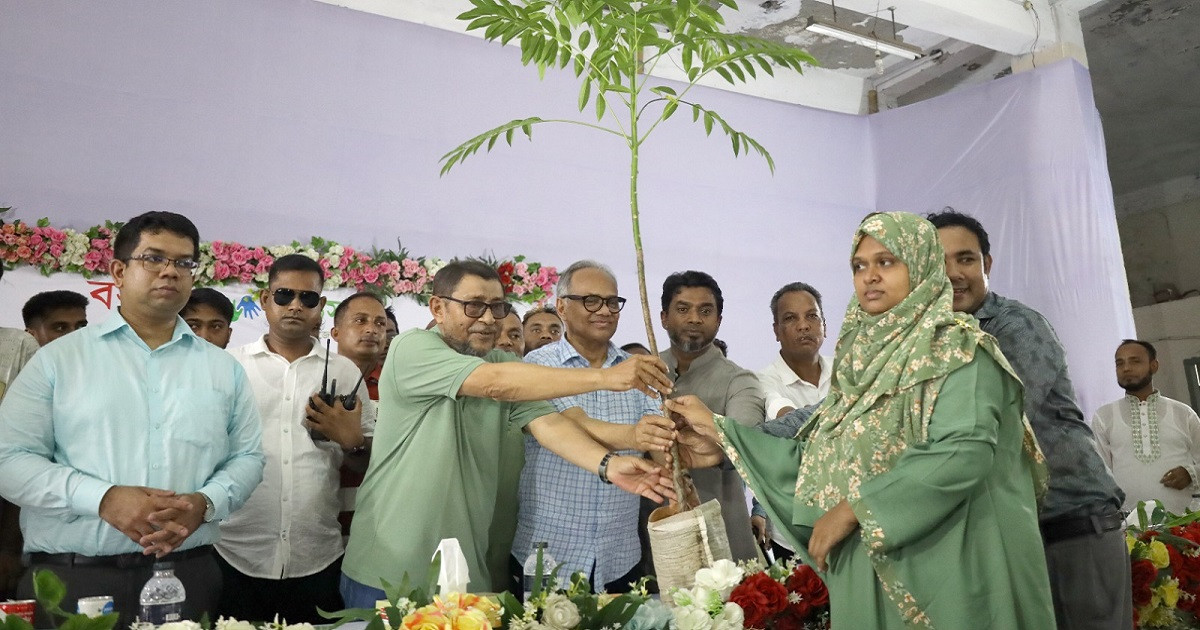 বসুন্ধরা টিস্যু ও শুভসংঘের উদ্যোগে মনোহরদীতে বৃক্ষরোপণ ও চারা বিতরণ কর্মসূচির উদ্বোধন