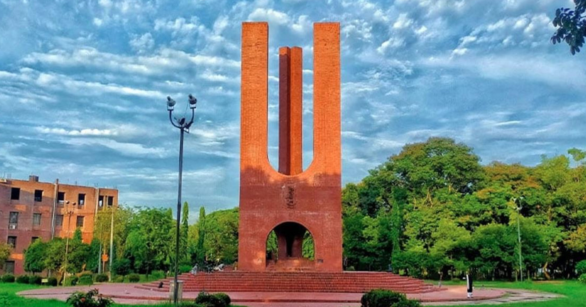 জাবিতে গভীর রাতে নবীন শিক্ষার্থীদের র‍্যাগিং, হাতেনাতে আটক ১২ শিক্ষার্থী