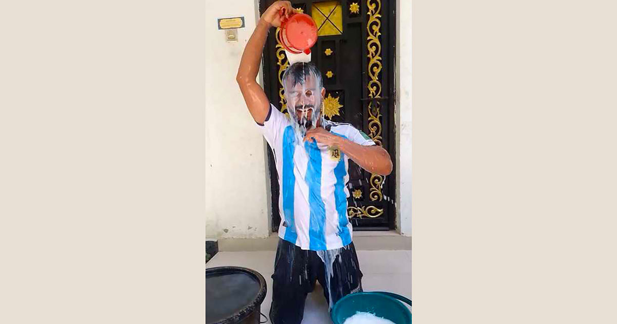১০ লিটার দুধ দিয়ে গোসল করে আর্জেন্টিনা ছাড়লেন যুবক