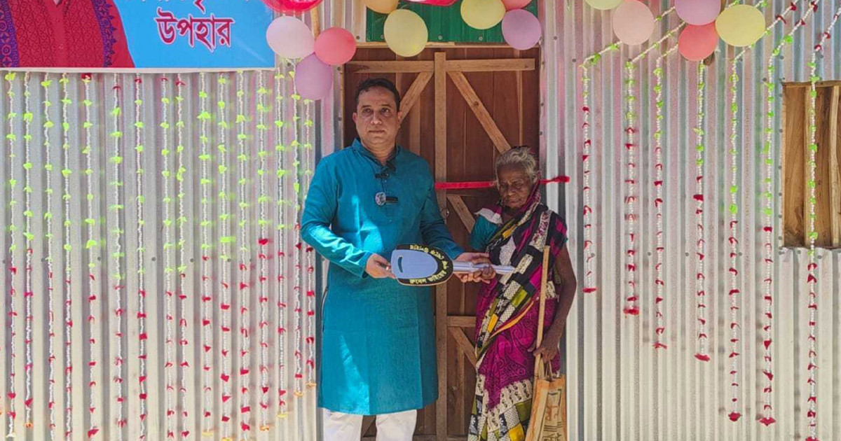 নির্বাচনী তহবিলে ৭০ টাকা দেওয়া সেই রিনা স্নালকে নতুন ঘর উপহার দিলেন এমপি