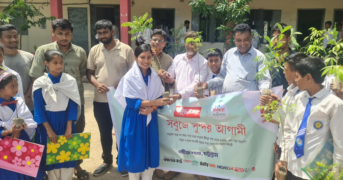 বসুন্ধরা টিস্যু ও শুভসংঘের যৌথ উদ্যোগে শিক্ষার্থীদের মাঝে গাছের চারা বিতরণ