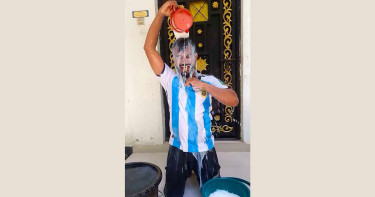 ১০ লিটার দুধ দিয়ে গোসল করে আর্জেন্টিনা ছাড়লেন যুবক