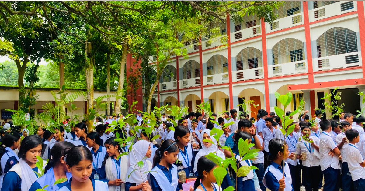 মানিকগঞ্জে বসুন্ধরা টিস্যু ও শুভসংঘের উদ্যোগে শিক্ষার্থীদের মাঝে তিন শতাধিক গাছের চারা বিতরণ