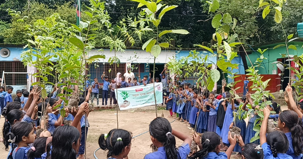বিশ্বম্ভরপুরে শিশু শিক্ষার্থীদের হাতে তুলে দেয়া হলো পরিবেশ বান্ধব গাছের চারা