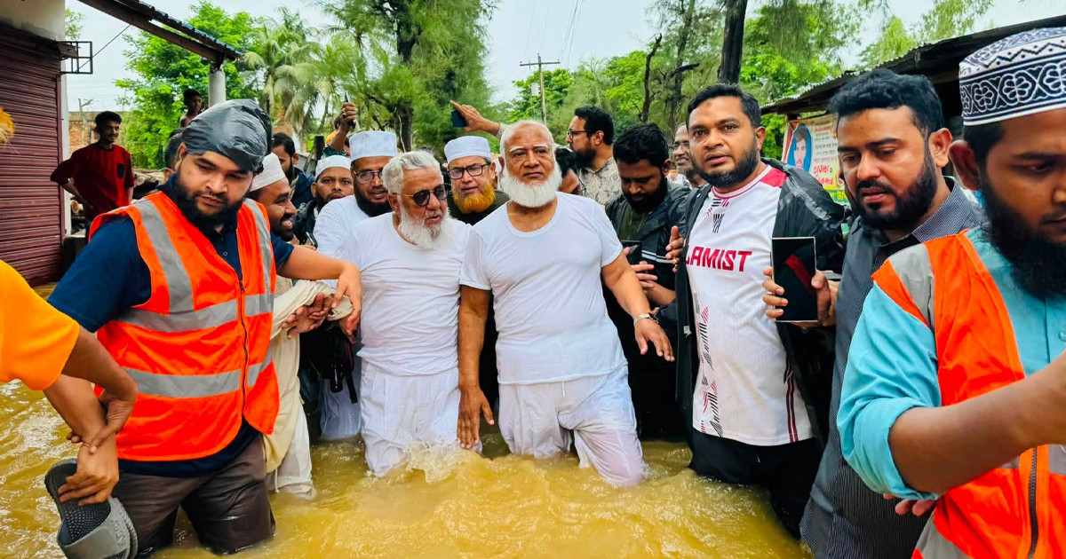 চট্টগ্রামে বন্যাদুর্গত মানুষের পাশে দাঁড়ালেন জামায়াত আমির