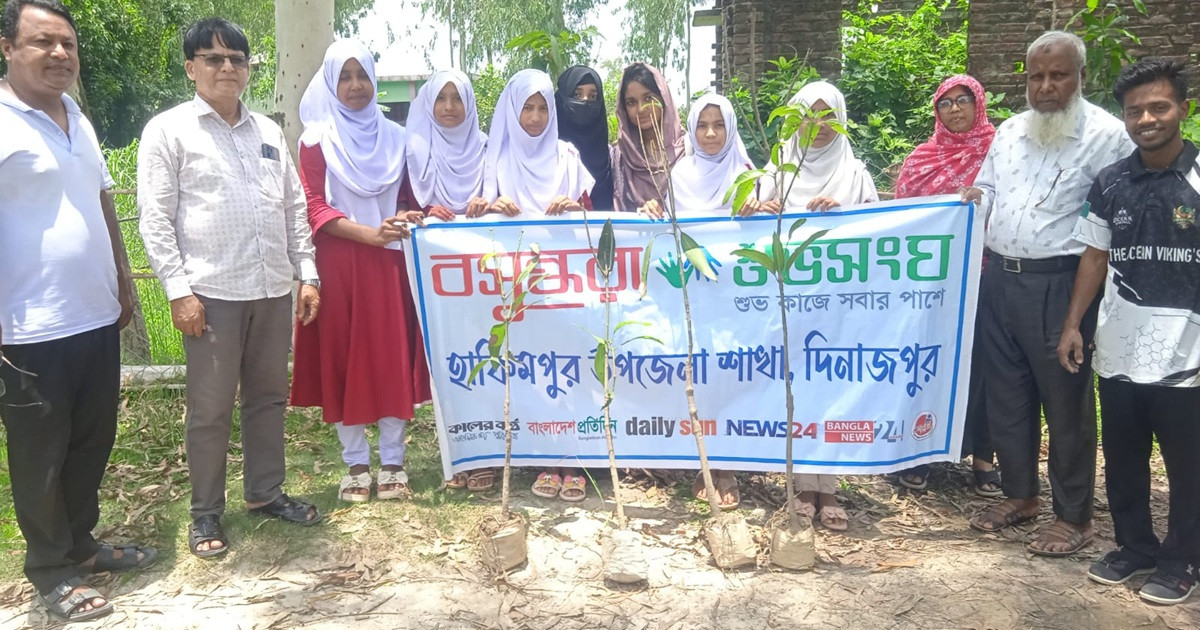 হাকিমপুরে বিভিন্ন শিক্ষাপ্রতিষ্ঠানে বসুন্ধরা শুভসংঘের বৃক্ষরোপণ