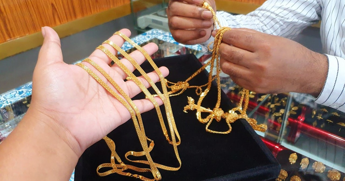 স্বর্ণের দোকানে ভিড়, বিক্রি হচ্ছে নতুন দামে