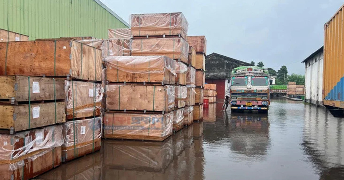 টানা বৃষ্টিতে বেনাপোল বন্দরে জলাবদ্ধতা, ভাসছে কোটি টাকার আমদানি পণ্য