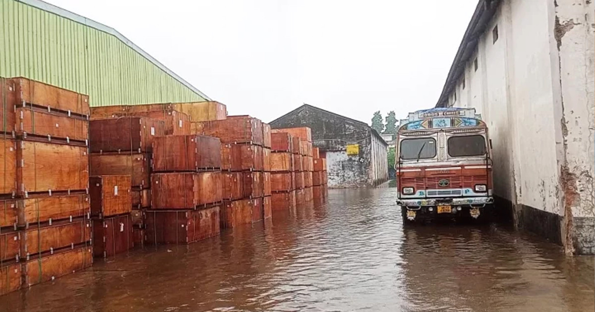 টানা বৃষ্টিতে বেনাপোল বন্দরে ভাসছে কোটি টাকার পণ্য