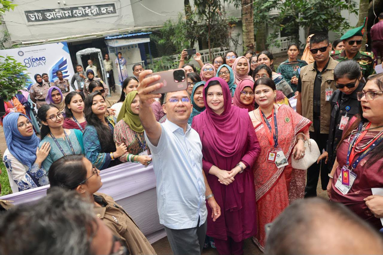 ডিএমসিতে শিক্ষার্থীদের সঙ্গে স্ত্রীসহ সেলফি উৎসবে প্রধানমন্ত্রী