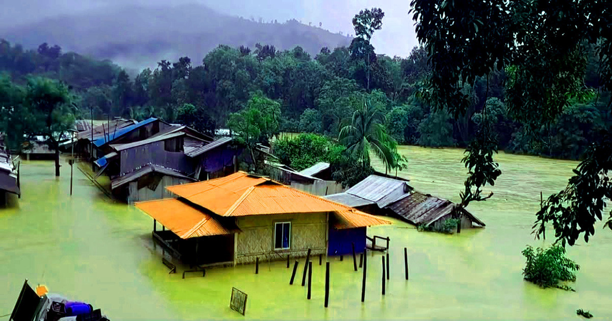 থামছে না পাহাড়ে বানভাসিদের কান্না